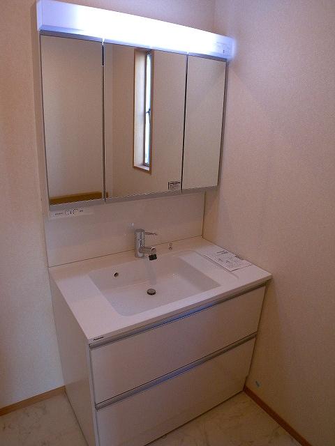 Wash basin, toilet.  [Building F] Indoor (11 May 2013) Shooting