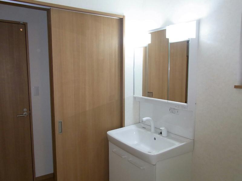 Wash basin, toilet. Wash basin