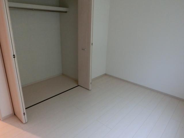 Non-living room. You can use a wide storage equipped rooms in each room