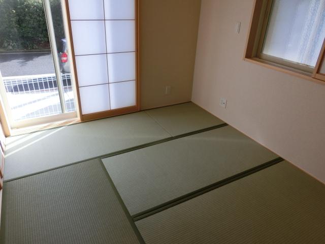 Non-living room. It will settle down and after all there is a Japanese-style room