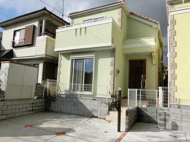 Local appearance photo. Also spacious stylish shades car space