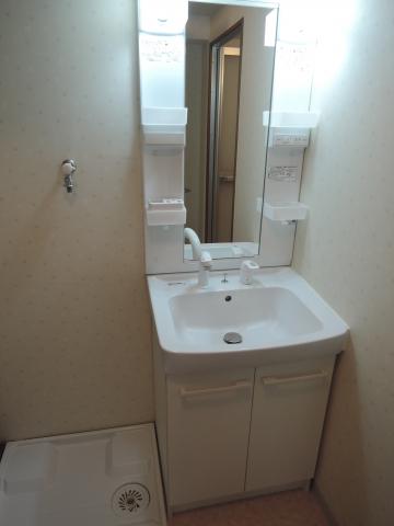 Wash basin, toilet. Washbasin replaced.