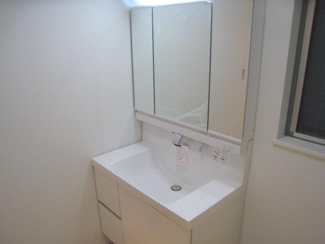 Wash basin, toilet. Indoor (11 May 2013) Shooting