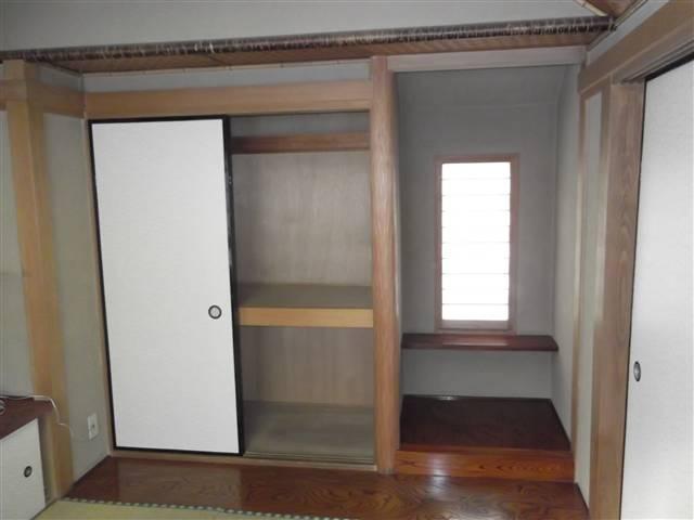 Non-living room. Alcove