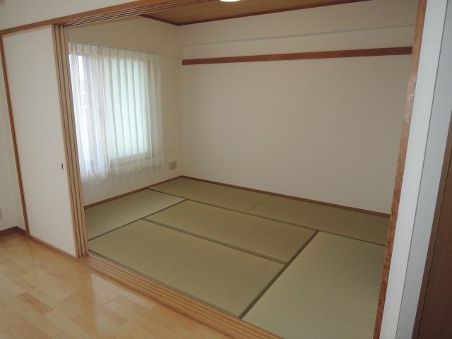 Non-living room. Next to the living room is 6 Pledge Japanese-style room