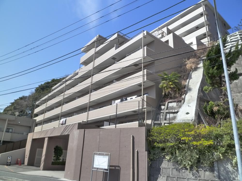 Local appearance photo. 1999 Built, Tsurumi Station is a 10-minute walk away.