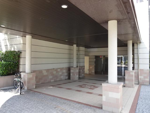 Entrance. Common areas