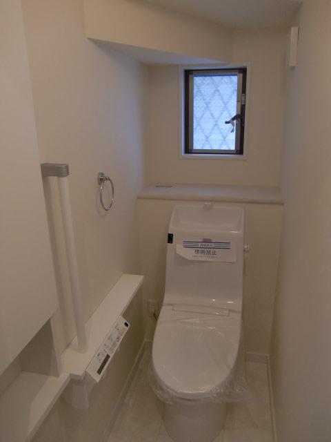 Toilet. Indoor (11 May 2013) Shooting