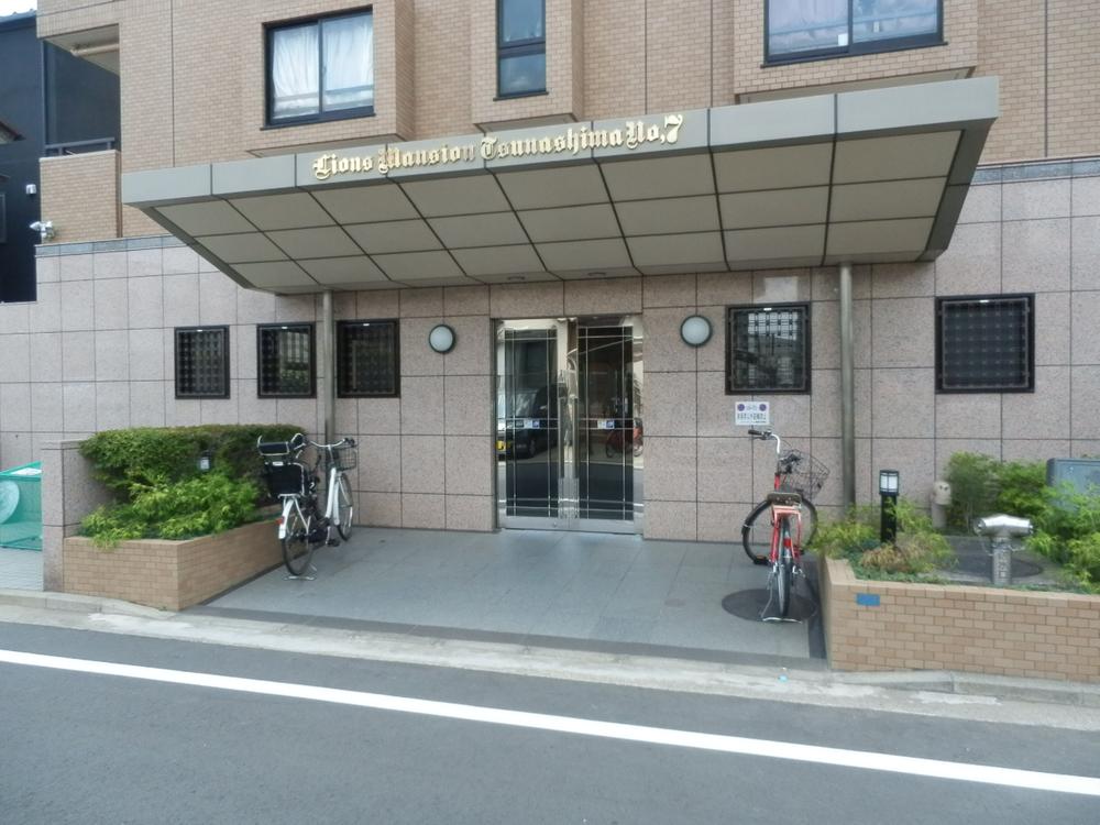 Entrance. Common areas