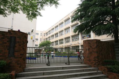 Primary school. 298m to Yokohama Municipal Komaoka Elementary School
