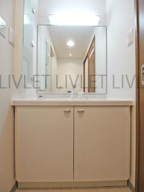 Wash basin, toilet. Indoor (12 May 2013) Shooting