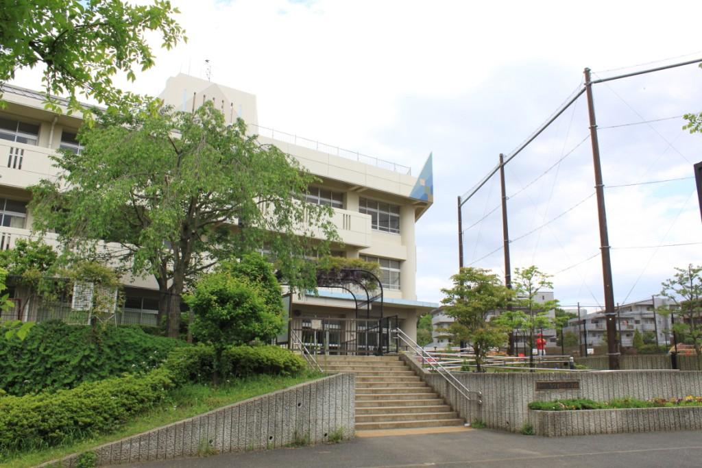 Primary school. 880m to Yokohama Municipal More of hill elementary school (elementary school)