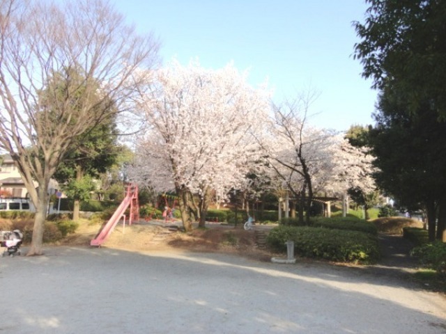 park. 70m to Etaminami Sakura Park (park)