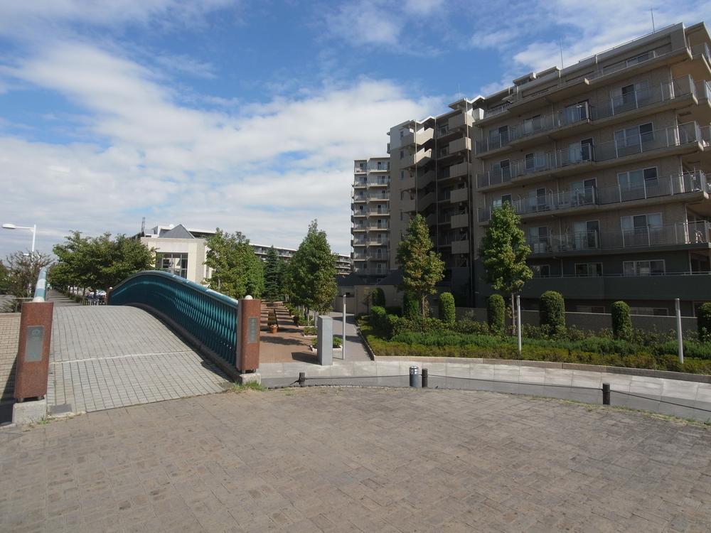 Other. Promenade connecting the apartment on-site and elementary school