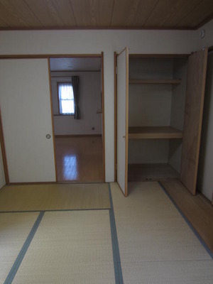 Living and room. Japanese-style room 6.0 Pledge (with closet plenty of storage)
