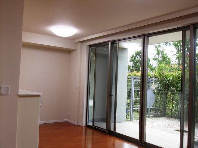 Living. Indoor (10 May 2013) Shooting. It is taken between landscape living bright.