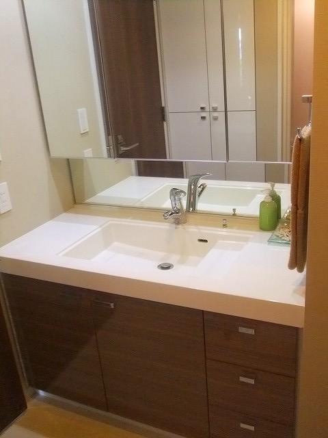 Wash basin, toilet. Indoor (12 May 2013) Shooting