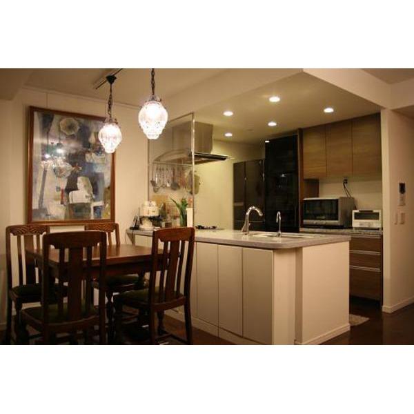 Living. Open, full open counter kitchen