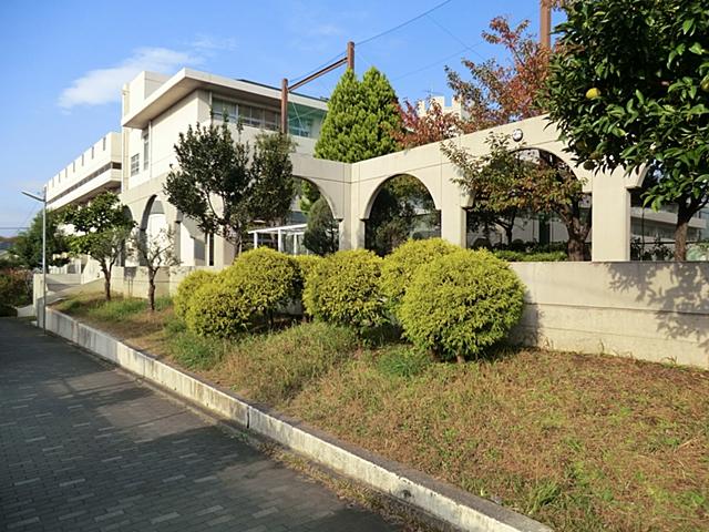 Primary school. Elementary school is situated in a residential area of ​​420m Kita Yamata to Yokohama Municipal Kita Yamata Elementary School. It is also safe to school children so close.
