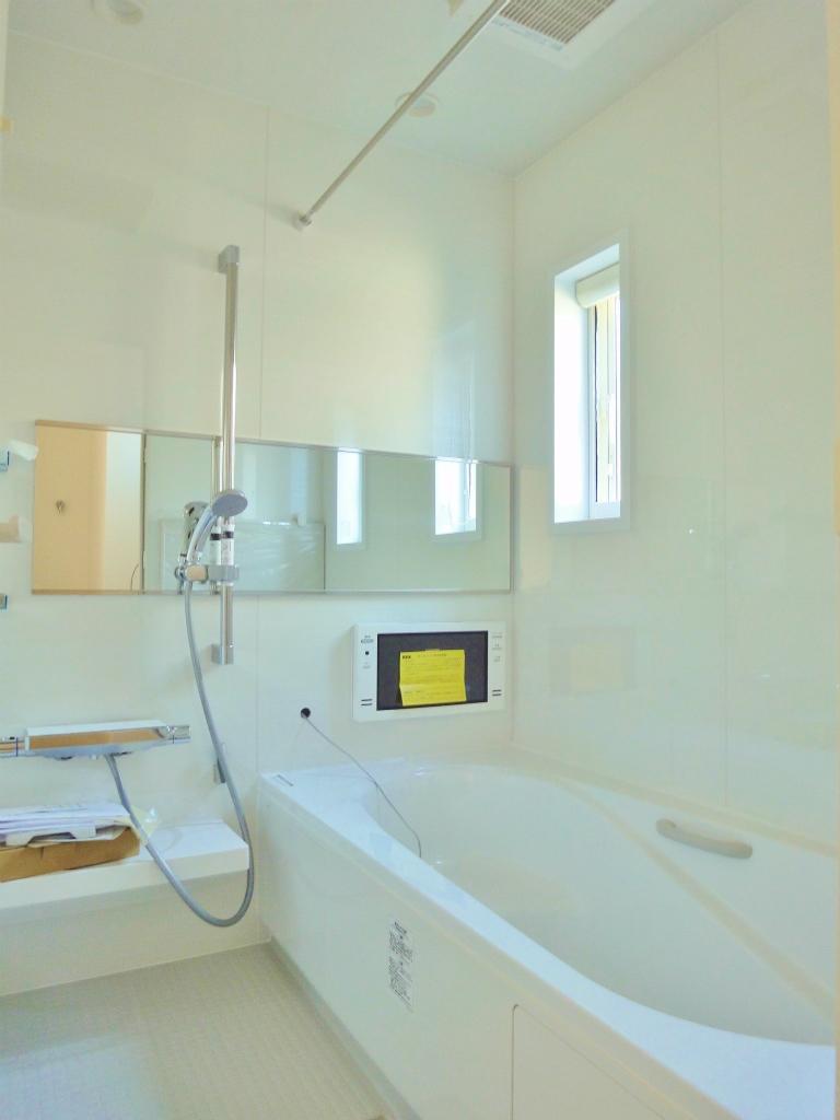 Bathroom. Let's heal the fatigue of the day with a TV with a bathroom. (B Building local photo)