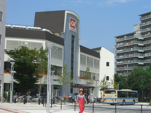 Shopping centre. 300m until the (shopping center)