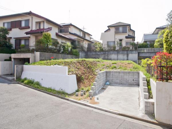 Local land photo. Front road is also widely, It is good very sunny location. Easy is the living environment to spend because it is a quiet residential area. Plan is also available to the two car space.