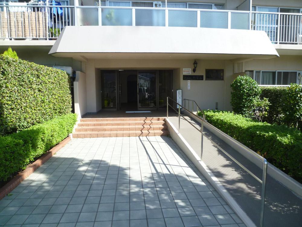 Entrance. 2013 October 13, shooting