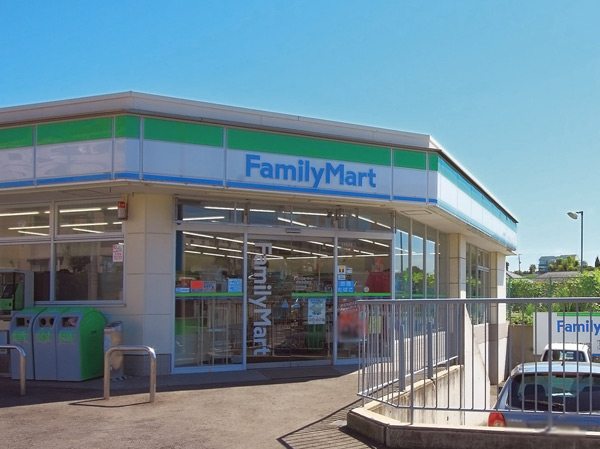Surrounding environment. FamilyMart continued Kagahara store (about 600m / An 8-minute walk)