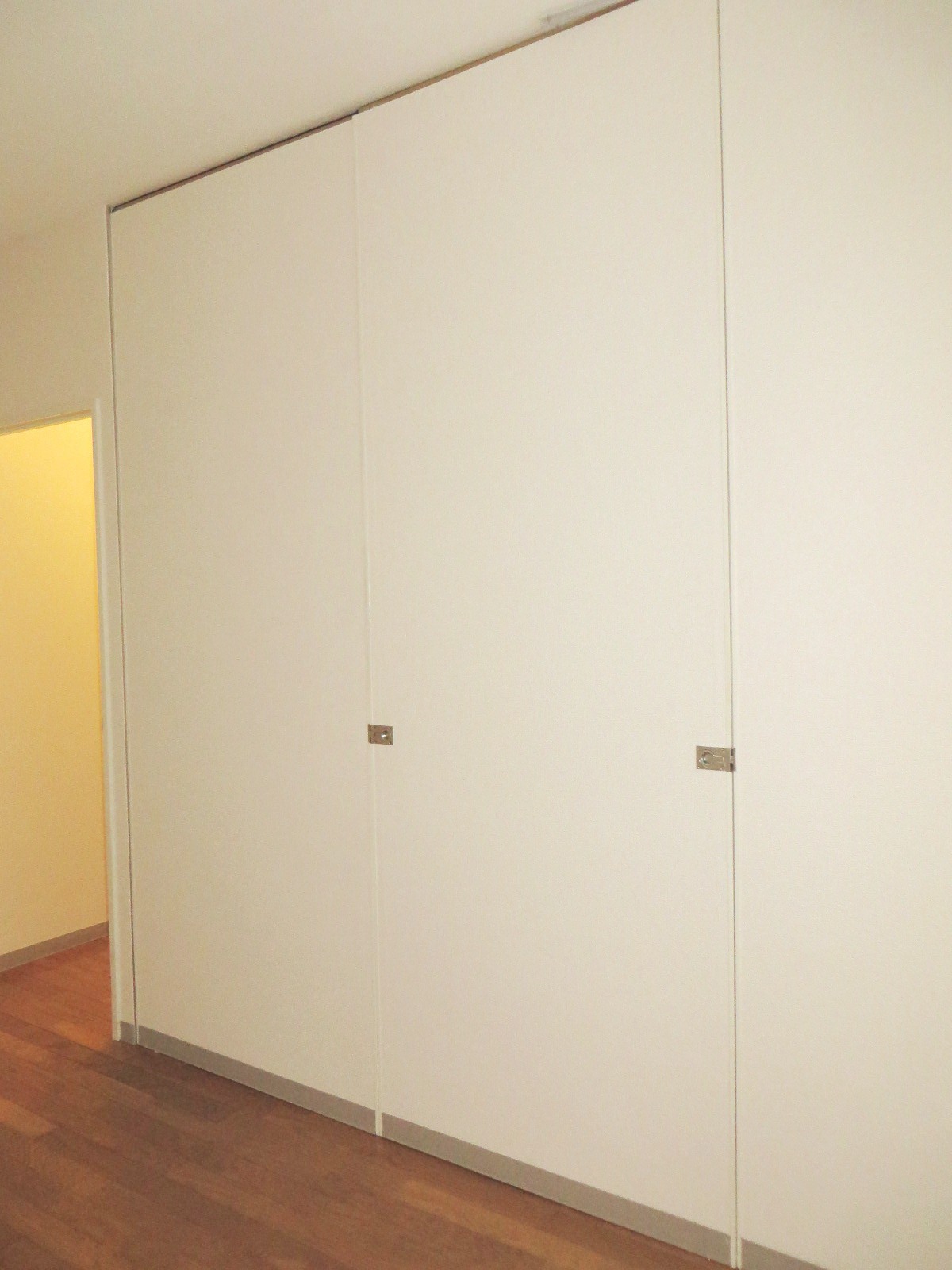 Other room space. 4 tatami Western and 5 tatami Western-style is a removable partition, You can one.