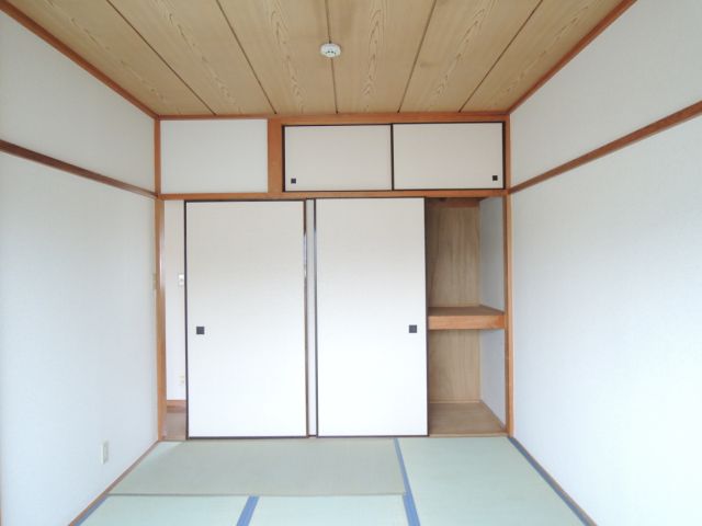 Living and room. Japanese-style room 6 Storage closet