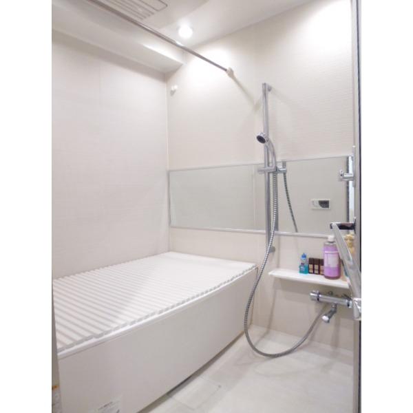 Bathroom. 1418 spacious bathroom of size