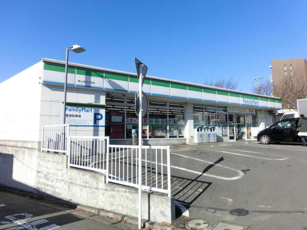 Convenience store. 300m to Family Mart (convenience store)