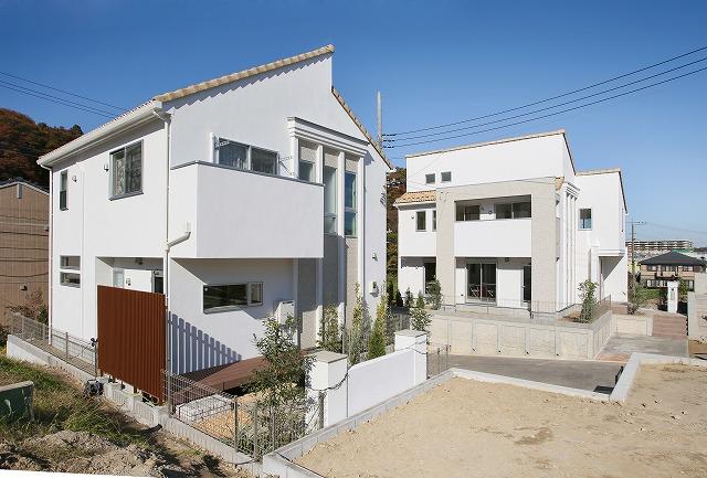 Model house photo. Same specifications "Model house 1 Building, Building 2 "appearance image (2,013.11 May shooting)  ■ But is the appearance of the image of a simple modern mansion, There is also in the design has been refined stylish and at the same time.