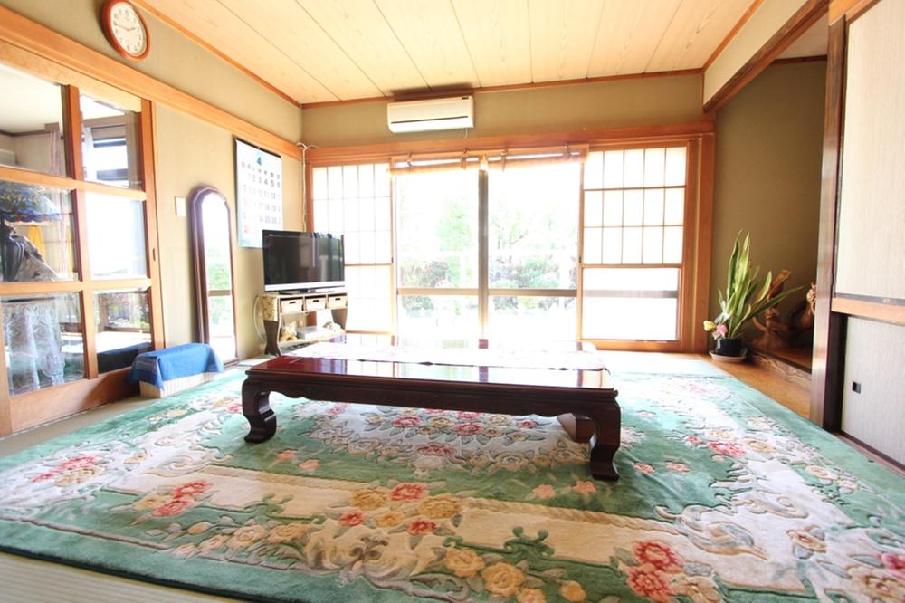 Other introspection. About 8 quires of Japanese-style room that is equipped with a moat kotatsu. Location of family gatherings. 2013 April shooting