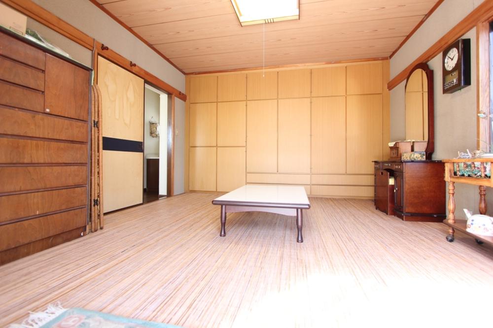 Other introspection. Second floor Japanese-style room of about 8 quires a large storage with with, The storage facilities, There is also kimono purse. 2013 April shooting