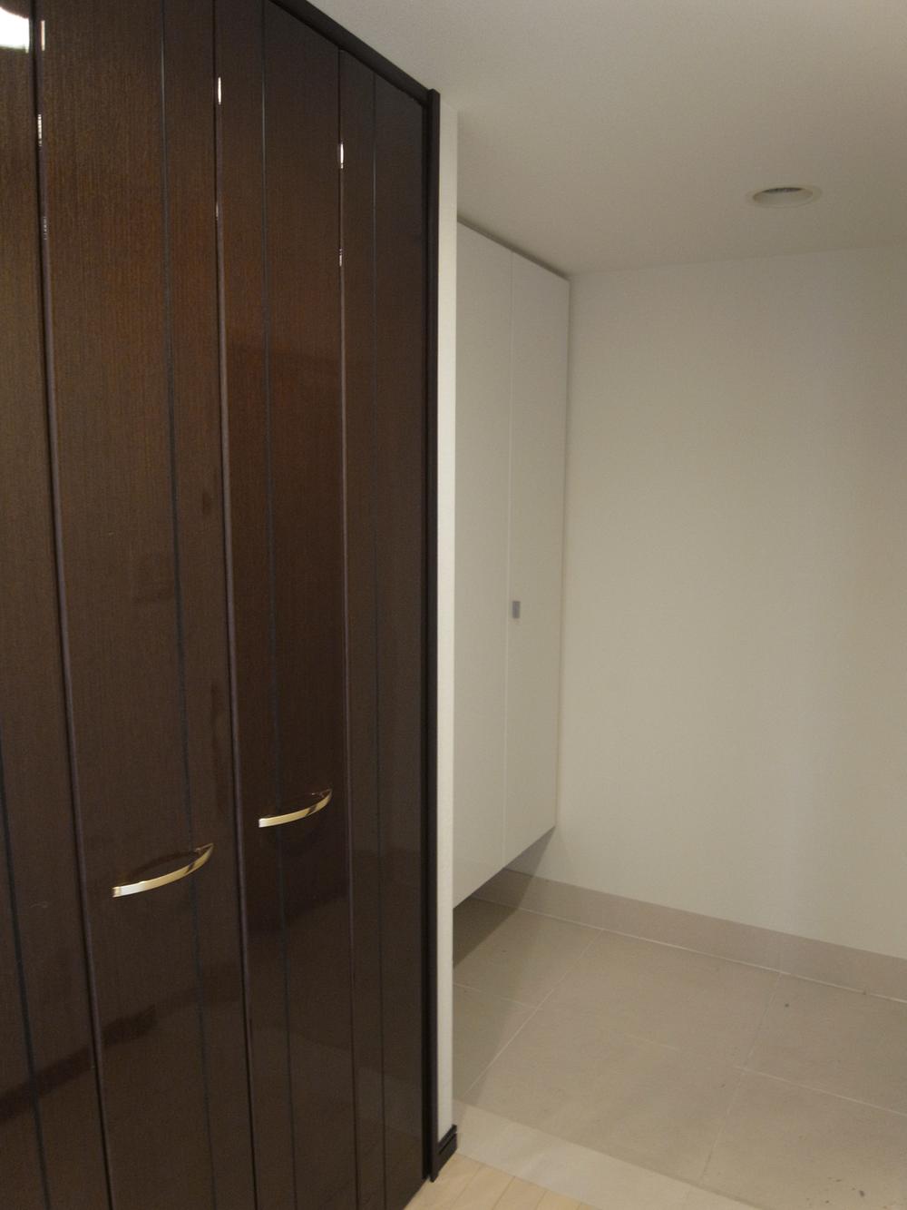 Entrance. Entrance storage