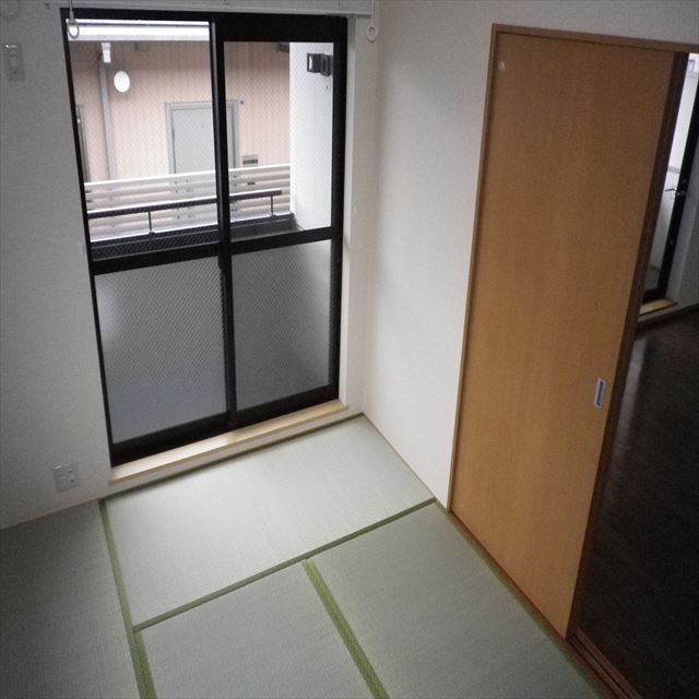 Living and room. Veranda with a bright 6 quires of Japanese-style room. 