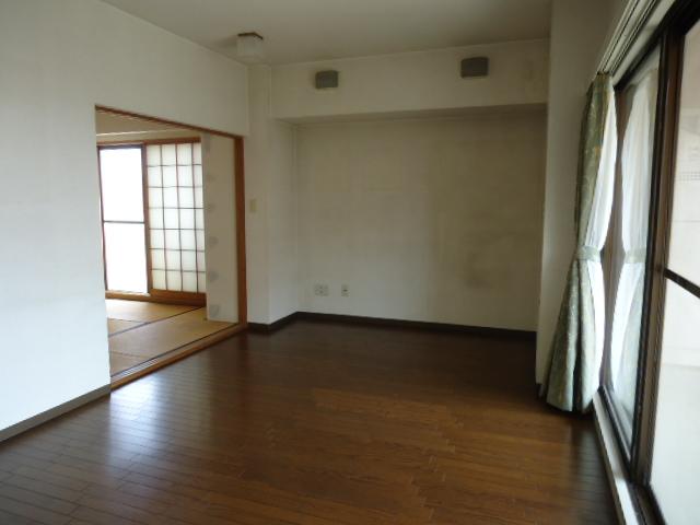 Living. Indoor (July 2013) Shooting Southeast facing living. The availability divided with dining, Guests can relax slowly.