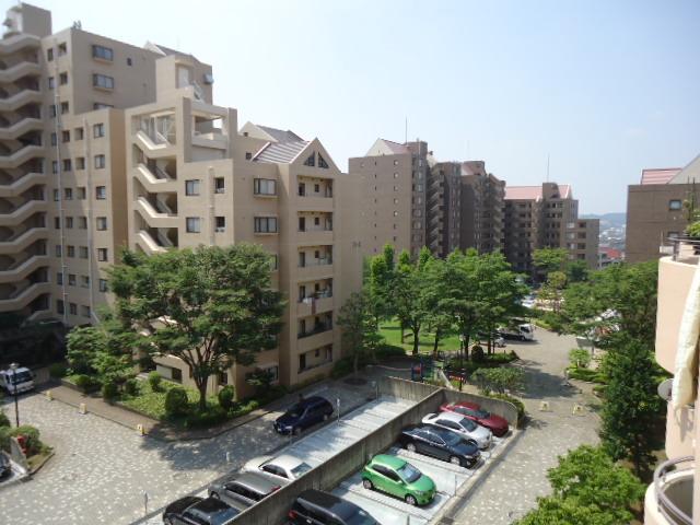 View photos from the dwelling unit. View from local (April 2013) Shooting It is a large-scale condominium. Park on-site ・ Parking Lot ・ Bicycle-parking space ・ There is a core center.