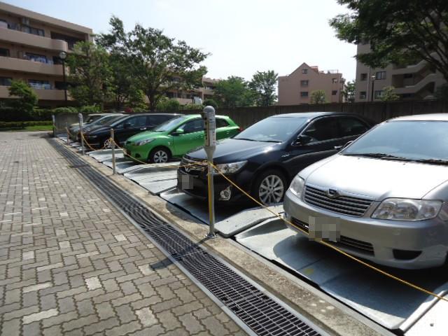 Parking lot. On-site parking (July 2013) Shooting