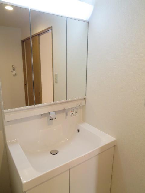 Wash basin, toilet. Indoor (12 May 2013) Shooting