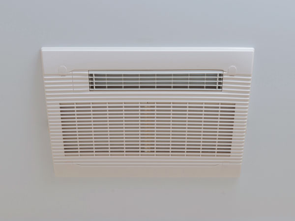 Bathing-wash room.  [Bathroom ventilation drying heater] Drying ・ heating ・ In addition to the cool breeze function, 24 hours low air flow ventilation function with the bathroom ventilation drying heater. It will also come in handy drying of laundry on a rainy day.