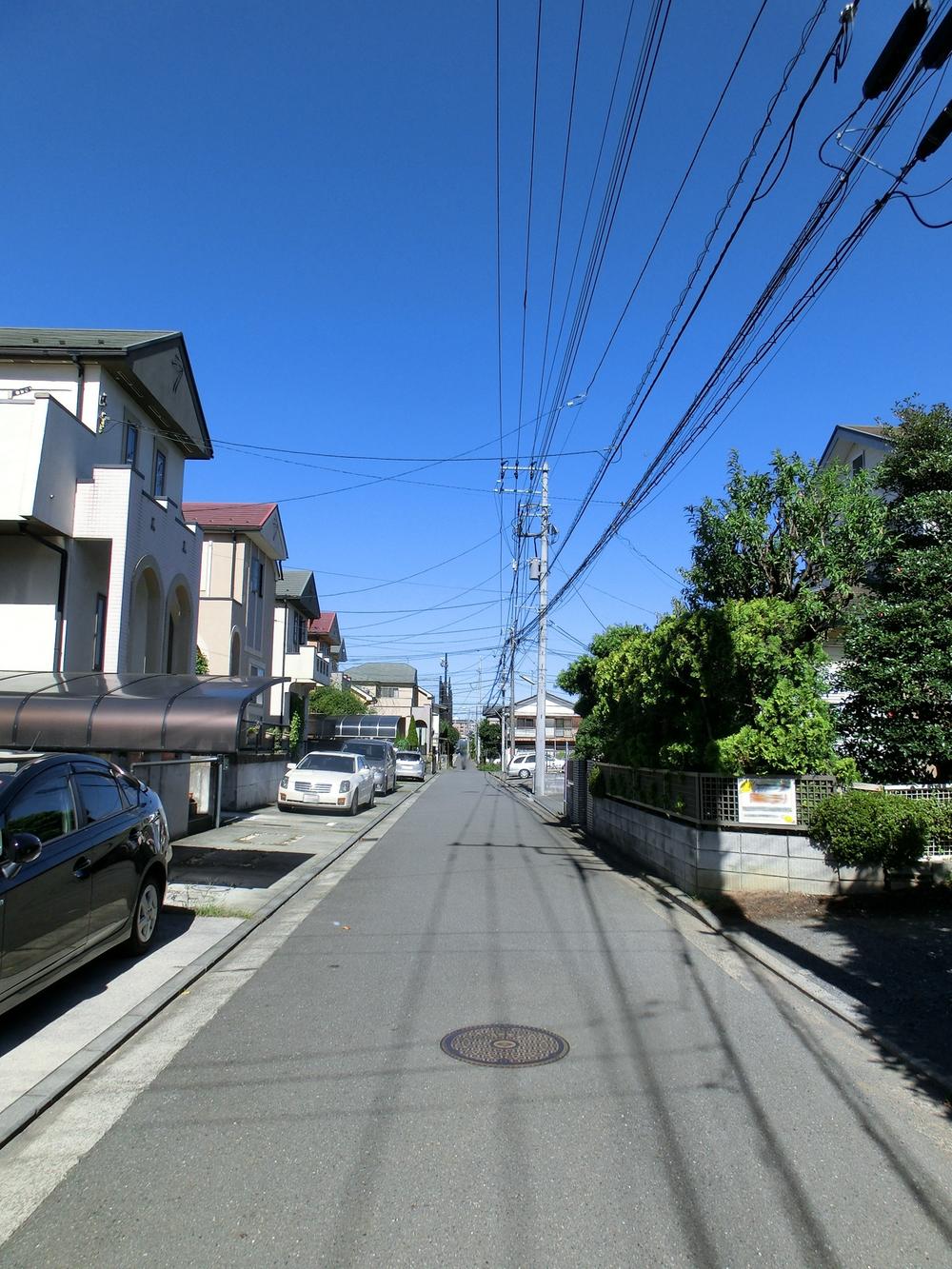 Local photos, including front road. Front road is completely paved already. There is a road width of 4.5m, Car is your size that can be safe through. 