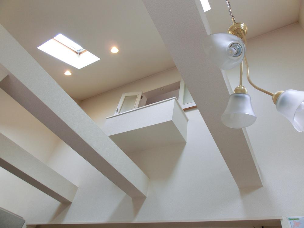 Is the atrium portion of the kitchen top. There is also a skylight, Also can you talk with people who are from the window of 2 Kaiyoshitsu 6 Pledge of the room to the kitchen. 