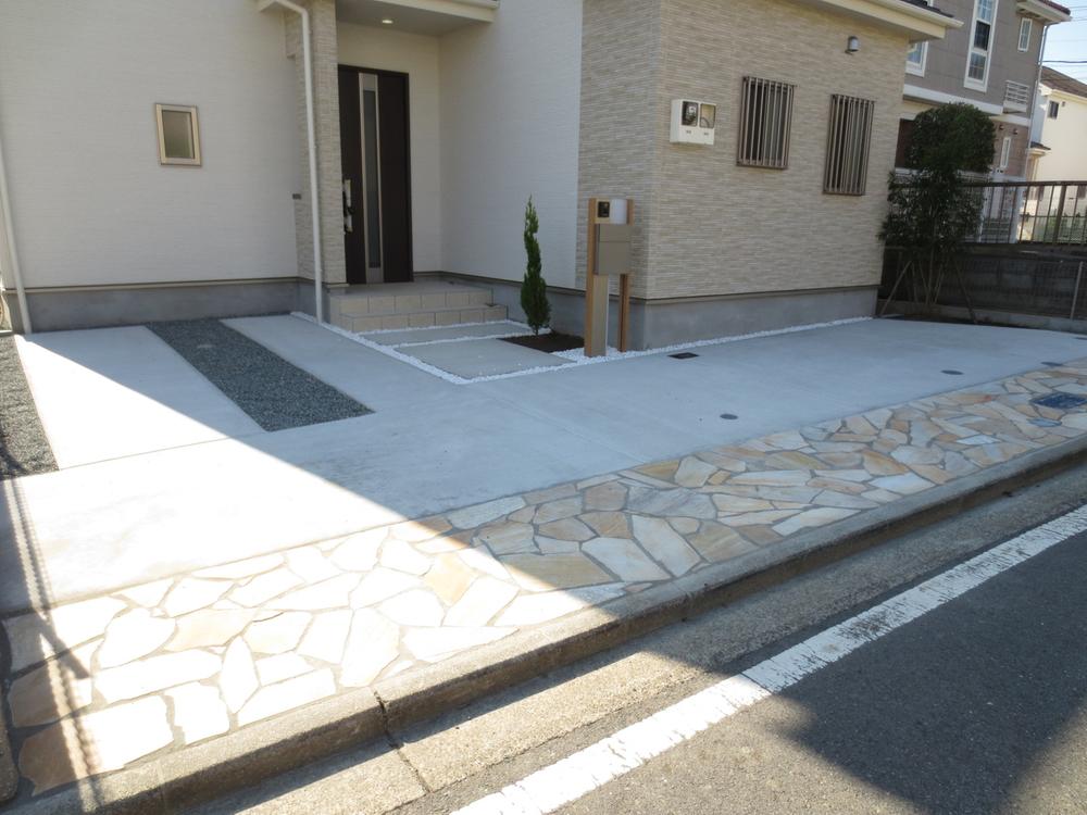 Parking lot. 1 Building. There are two cars car space.