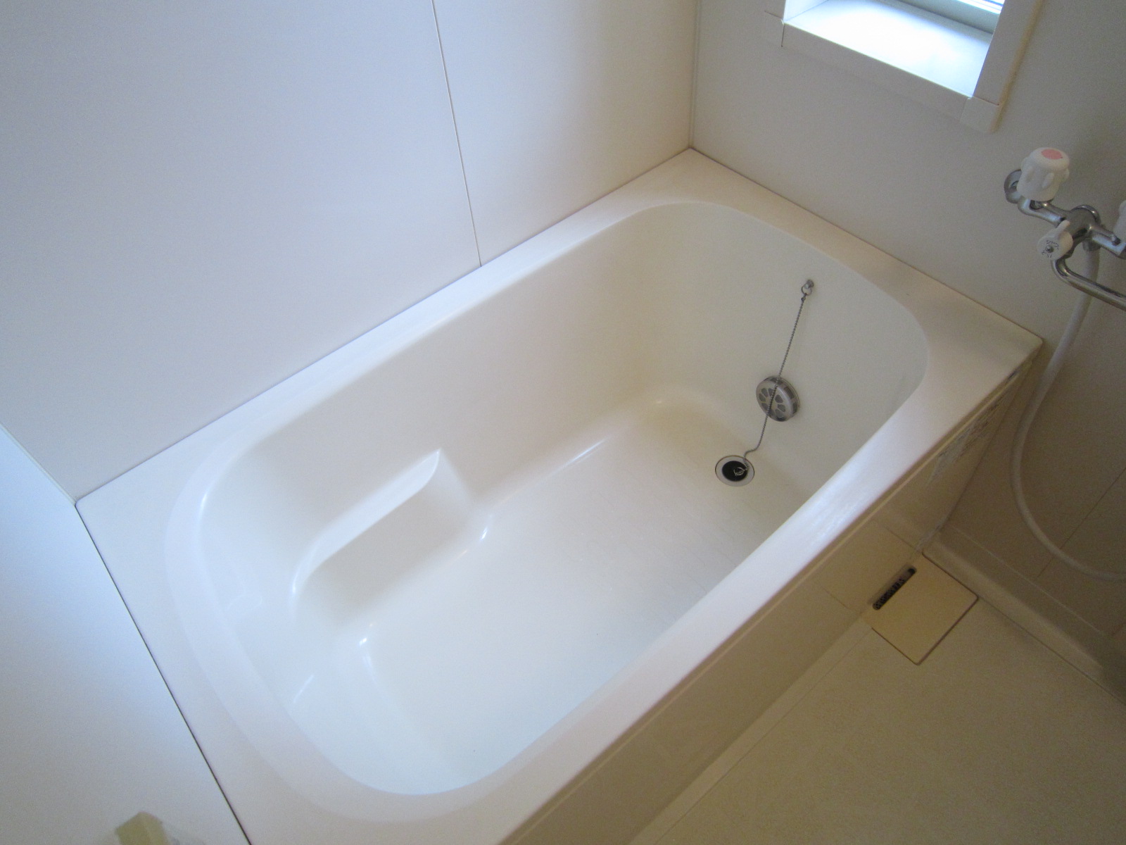 Bath. With add-fired function [There is a window in the bathroom]