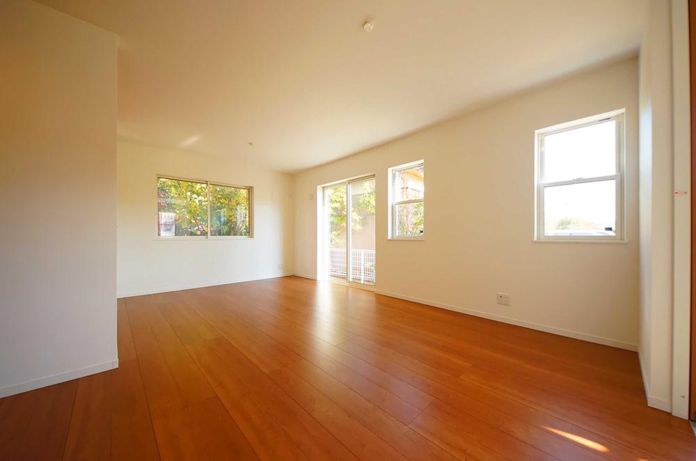 Living. Indoor (12 May 2013) Shooting, Windows are many bright living.