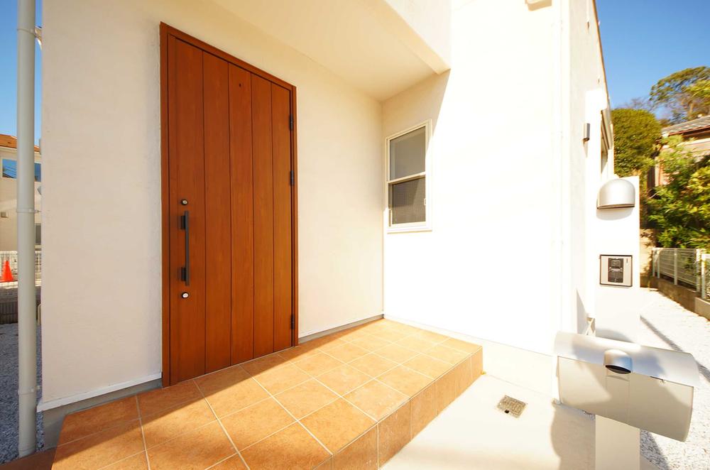 Entrance. Local (12 May 2013) Shooting, It is the entrance door of the wood tone.