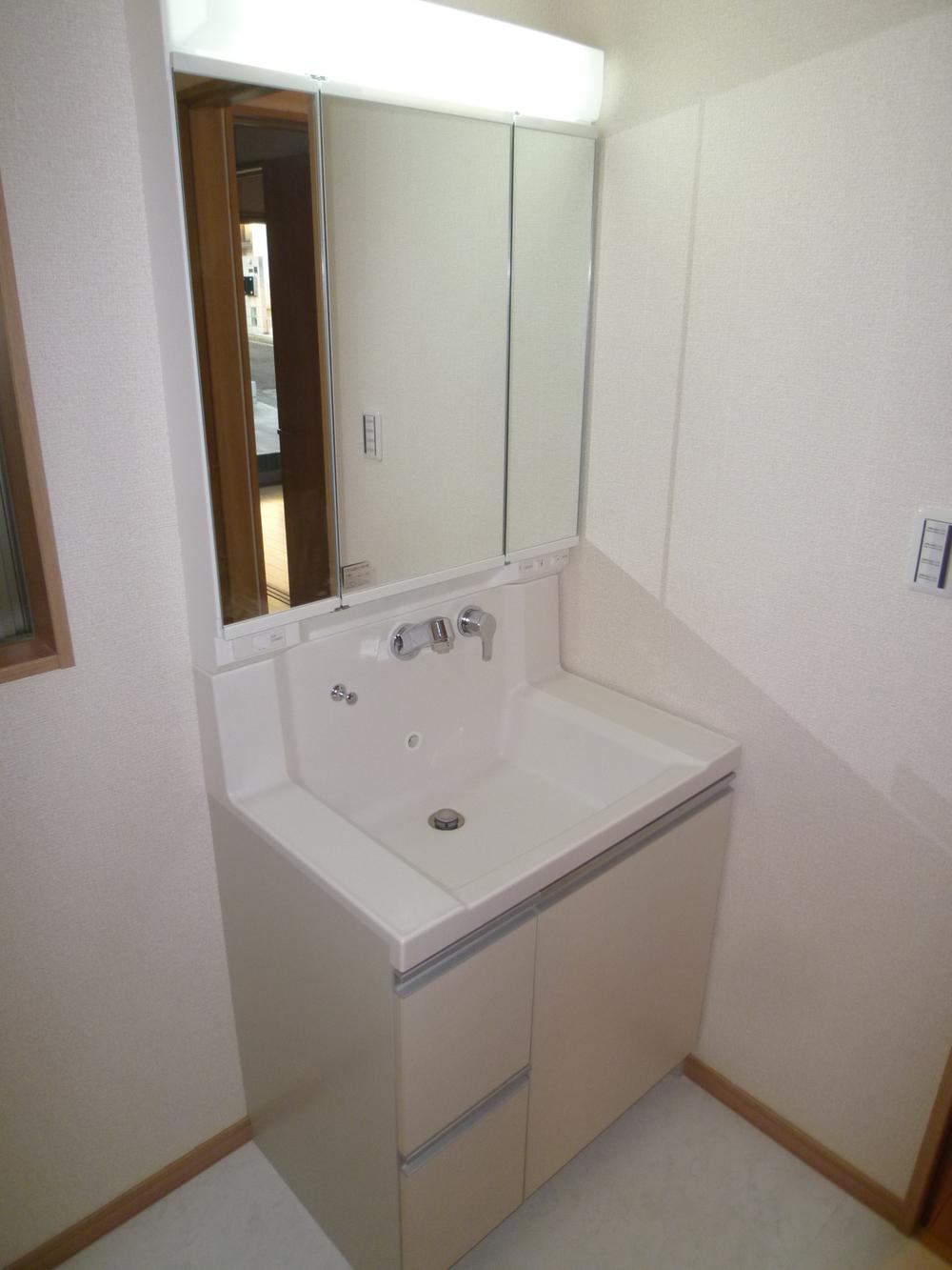 Wash basin, toilet. Indoor (November 5, 2013) Shooting