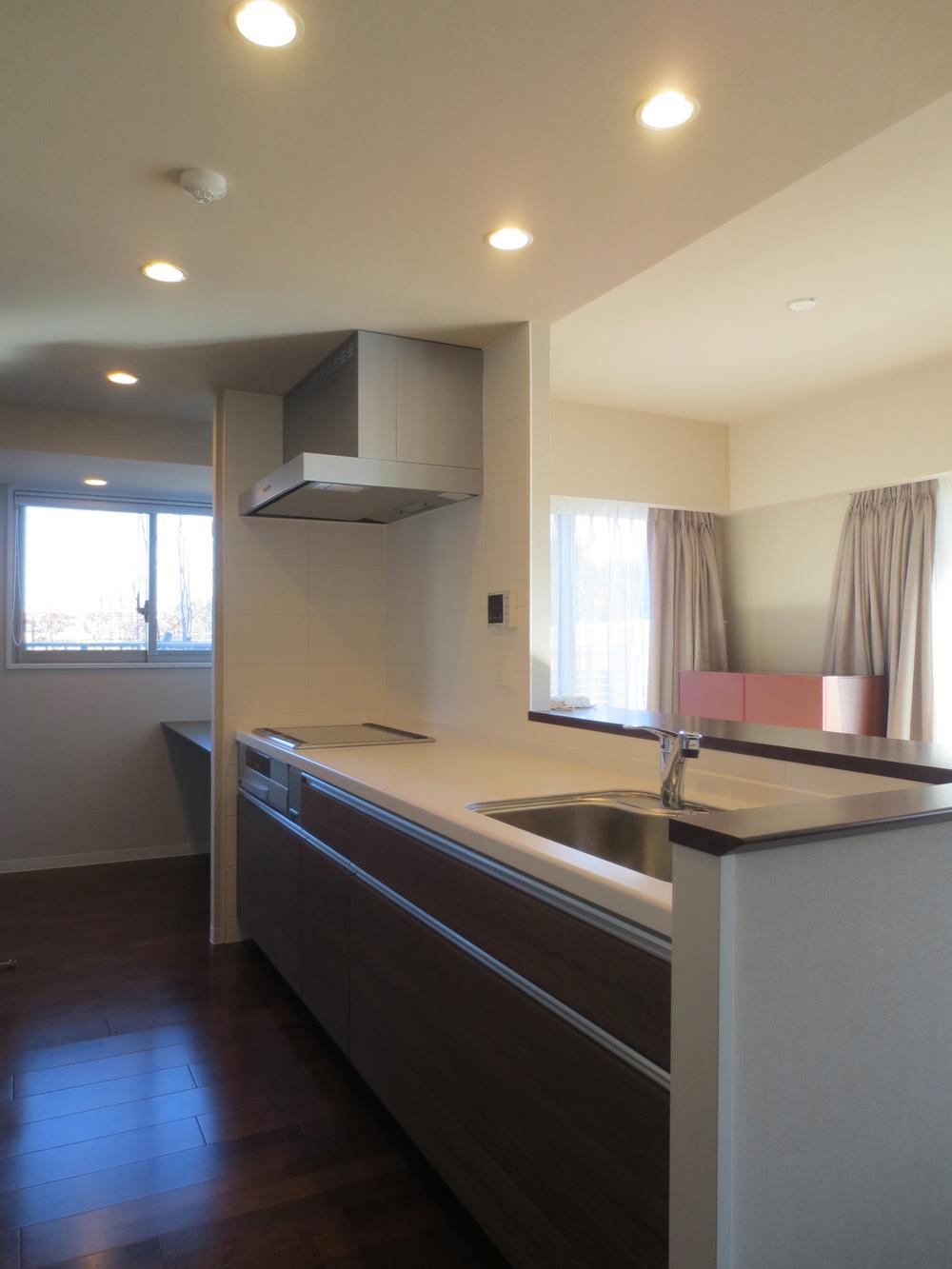 Kitchen. In face-to-face open kitchen, You can dishes while enjoying the family and conversation.